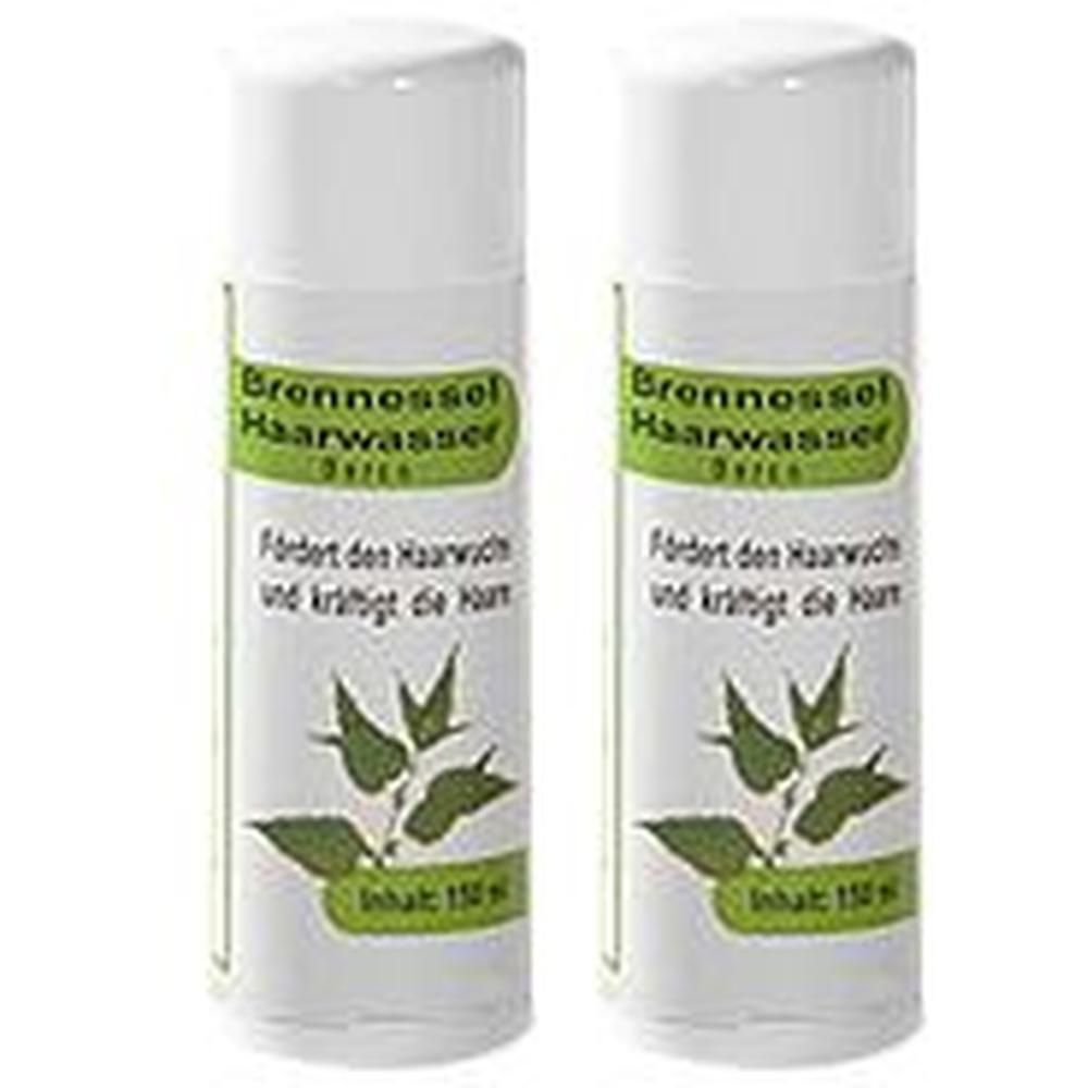 Zwei weiße Flaschen mit grünem Etikett. Aufschrift: Brennessel Haarwasser. Text und Abbildung von Blättern. Inhalt: 150 ml.