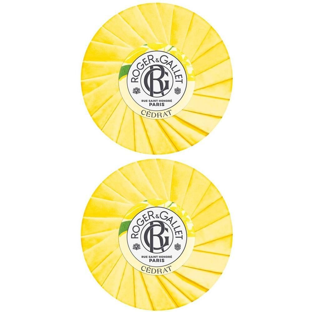 Zwei runde, gelbe Seifen mit gefalteter Oberfläche. Jede Seife hat ein rundes Etikett mit Logo und Schriftzug.