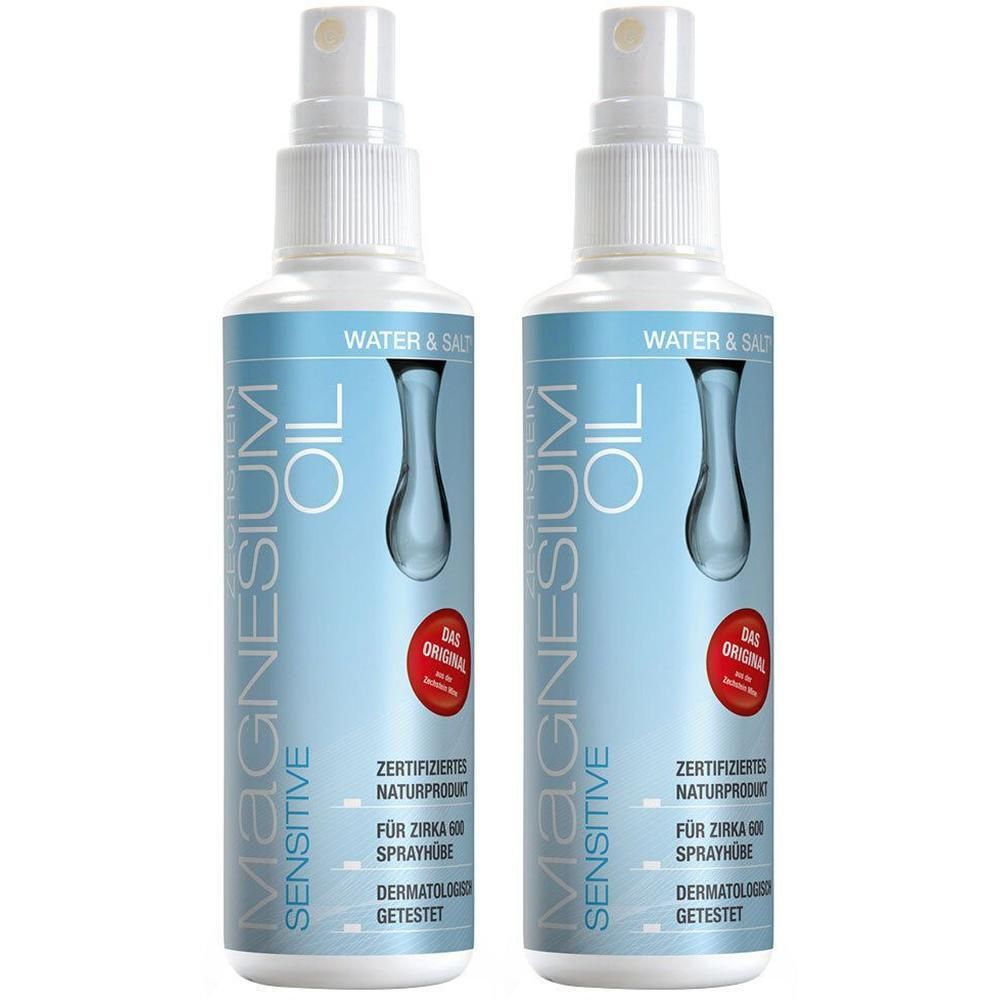 Zwei weiße Sprühflaschen mit blauen Etiketten. Aufschrift: Magnesium Oil Sensitive. Zertifiziertes Naturprodukt. Dermatologisch getestet.