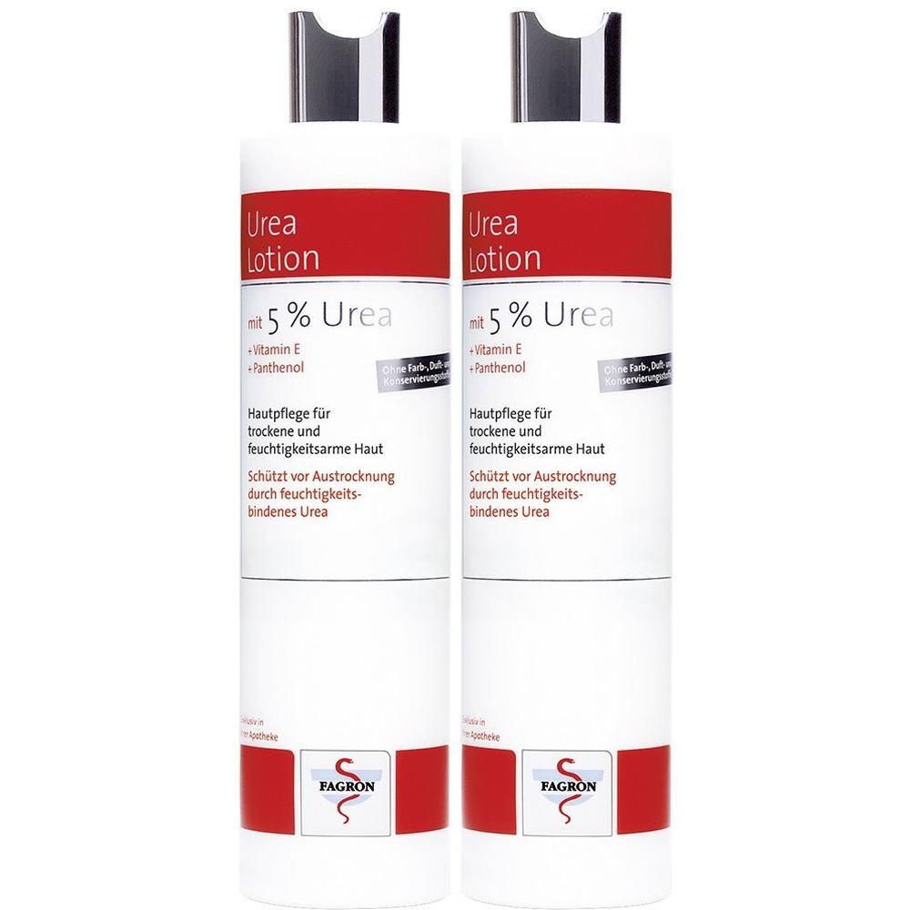 Zwei Flaschen Urea Lotion. Weiße Flaschen mit rotem Streifen und schwarzem Deckel. Text: 5% Urea, Hautpflege für trockene Haut. Marke Fagron.
