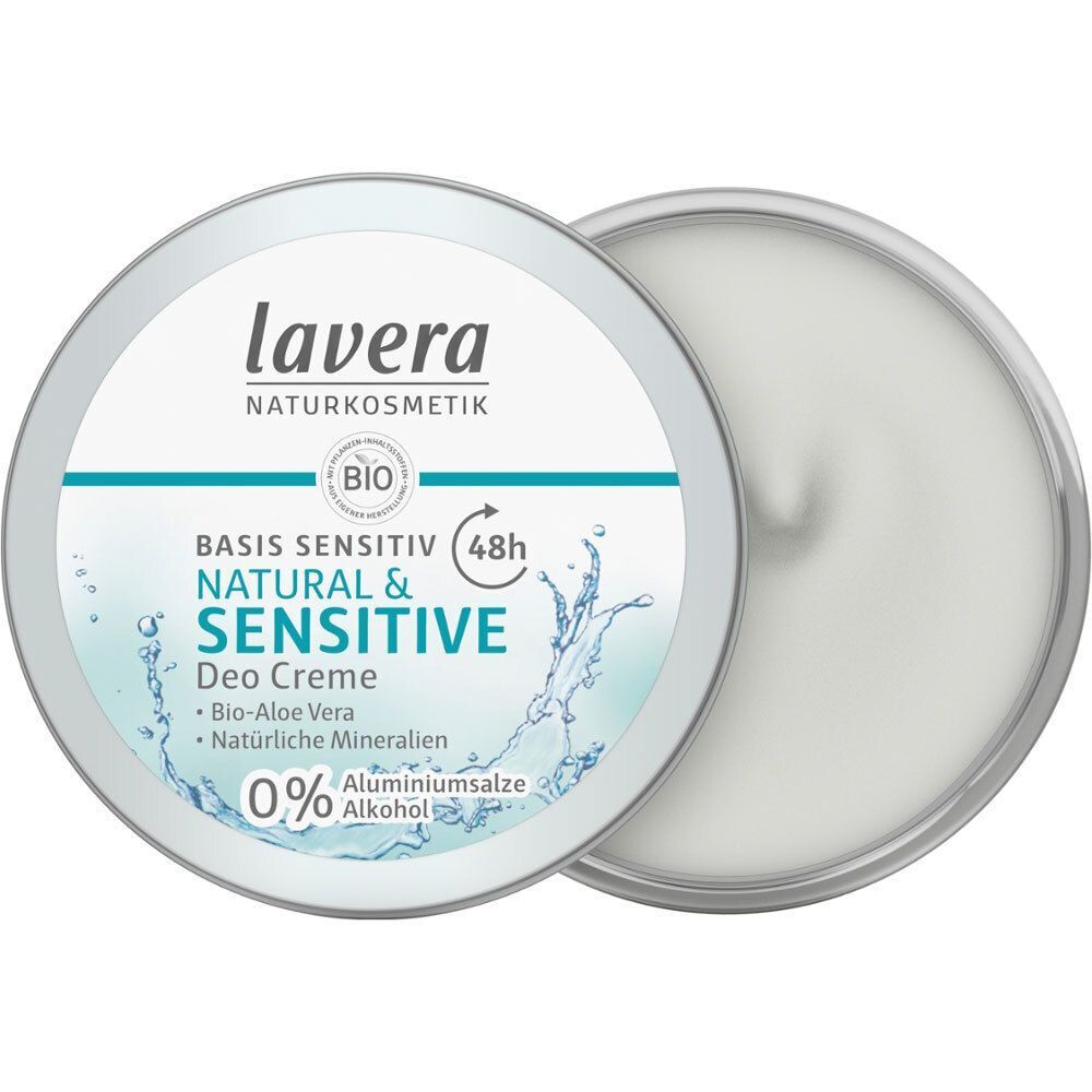 Runder Behälter, Deckel geöffnet. Aufschrift: lavera NATURKOSMETIK, BASIS SENSITIV, NATURAL & SENSITIVE Deo Creme, Bio-Aloe Vera, natürliche Mineralien, 0% Aluminiumsalze.