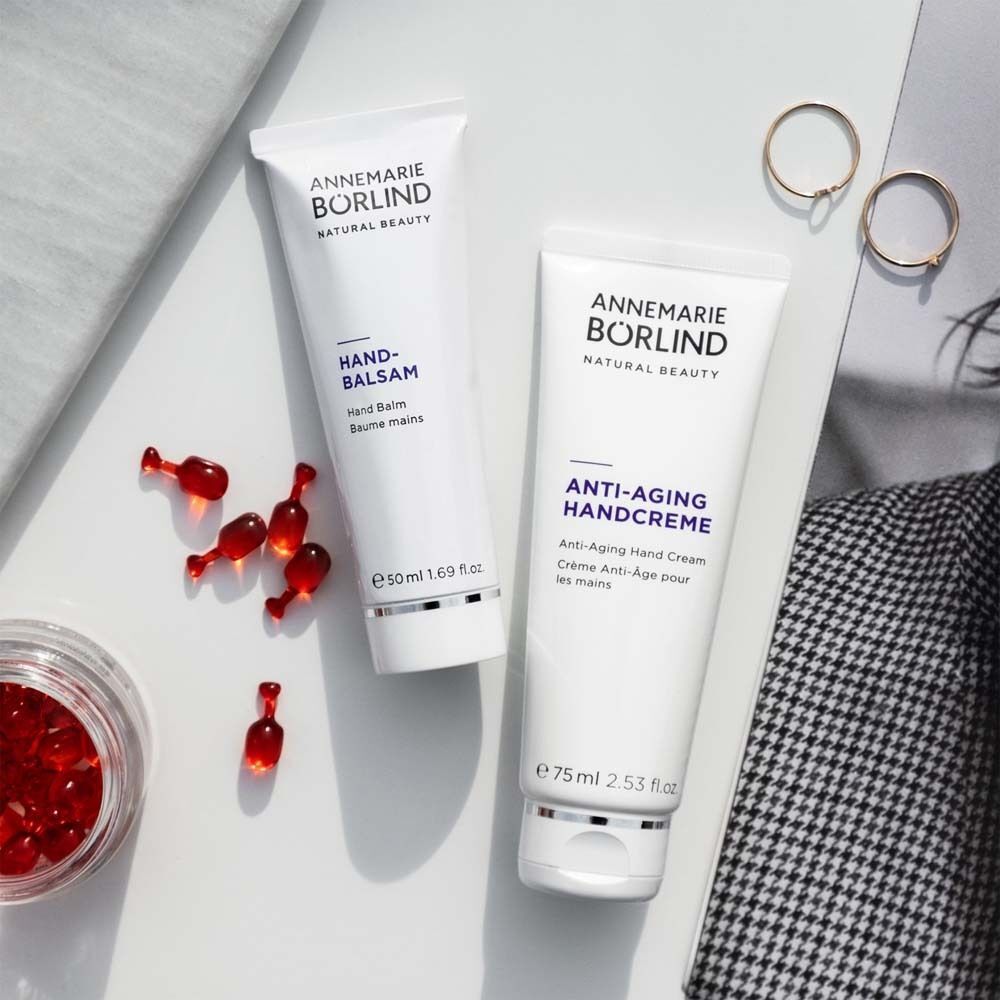 Zwei ANNEMARIE BÖRLIND Handpflegeprodukte: Hand-Balsam (50 ml) und Anti-Aging Handcreme (75 ml).