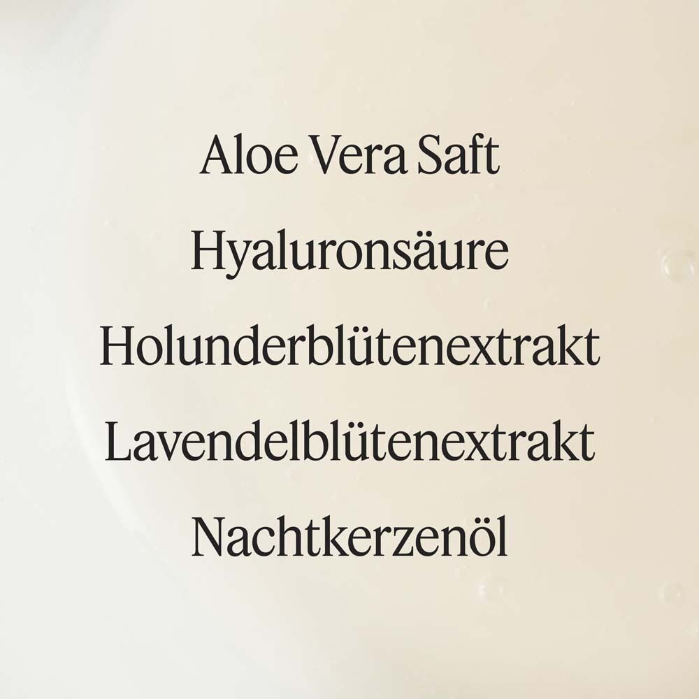 Text: Aloe Vera Saft, Hyaluronsäure, Holunderblütenextrakt, Lavendelblütenextrakt, Nachtkerzenöl. Auf hellem Hintergrund.