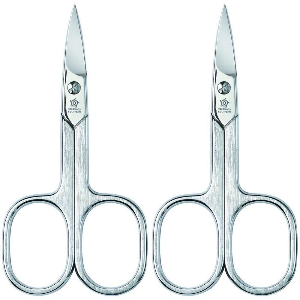 Zwei gebogene Nagelscheren aus Metall. Griffe mit Ösen, Klingen spitz zulaufend. Logo auf dem Scherenblatt.