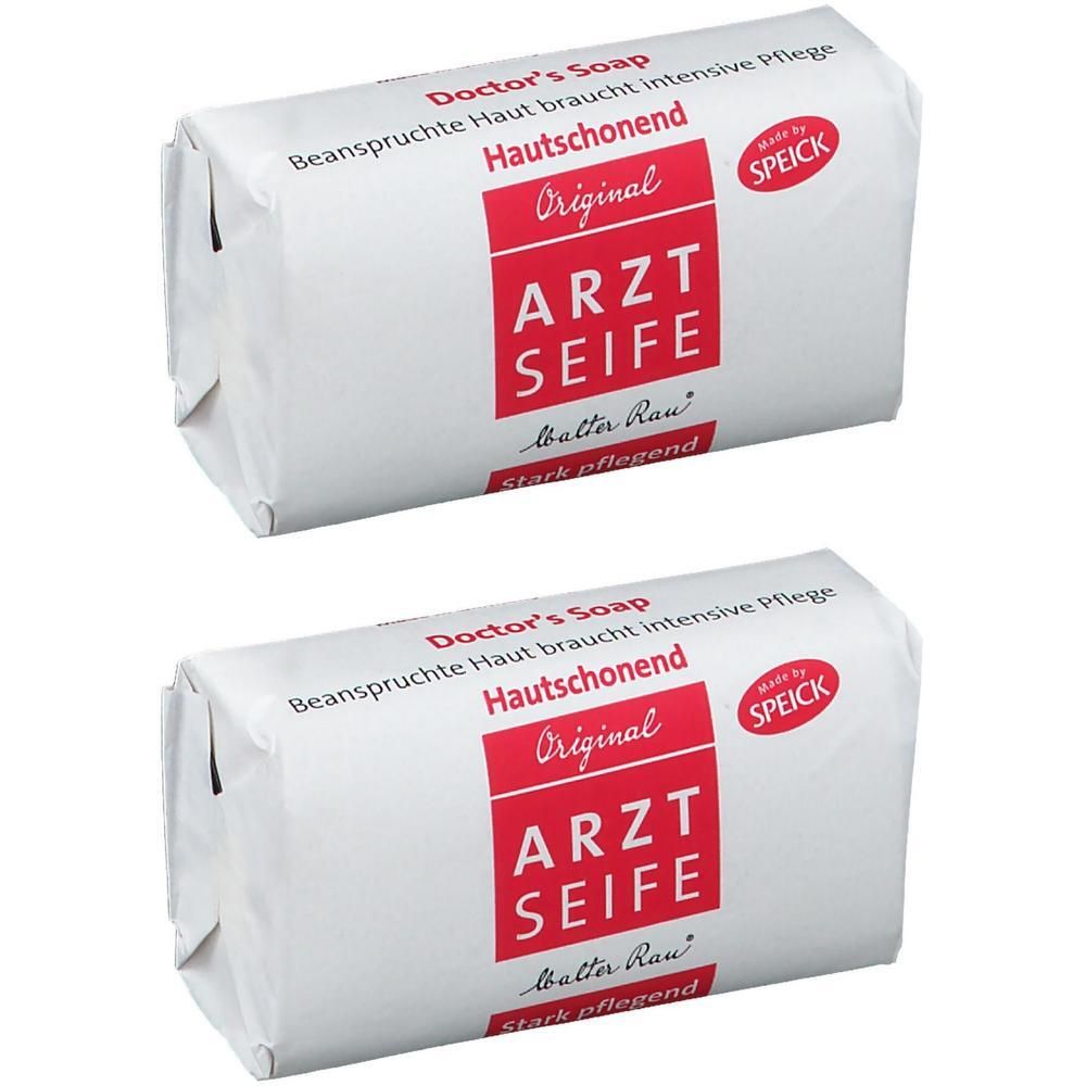 Zwei Seifenstücke in weißer Verpackung mit rotem Etikett. Aufschrift: ARZT SEIFE, Original, Hautschonend. Marke: SPEICK.
