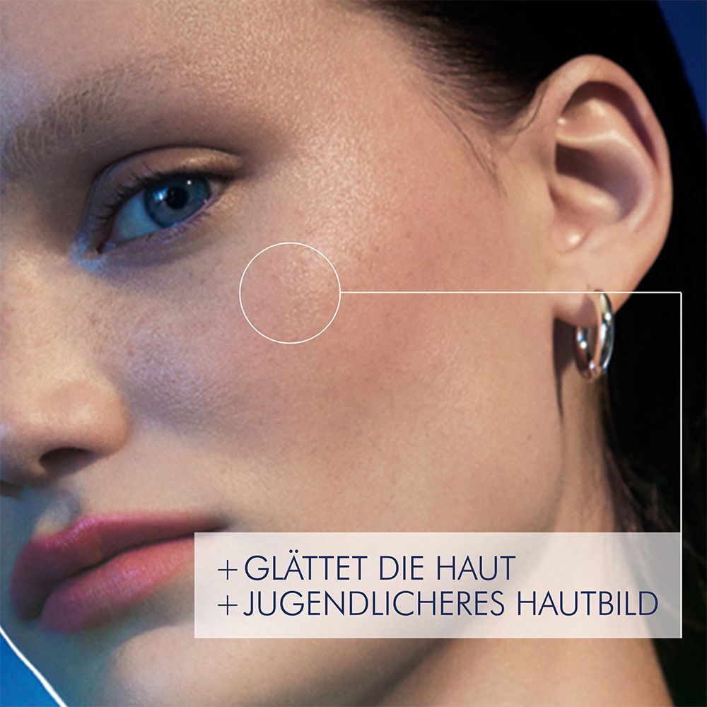 Gesicht einer Frau. Hervorhebung der Haut. Text: + GLÄTTET DIE HAUT + JUGENDLICHERES HAUTBILD.