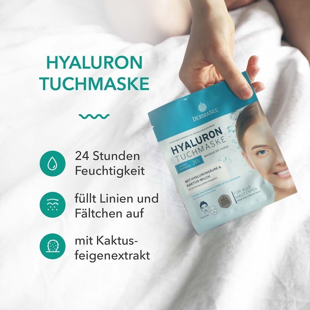 Person hält eine blaue Packung Hyaluron Tuchmaske. Text: 24 Stunden Feuchtigkeit, füllt Linien und Fältchen auf, mit Kaktusfeigenextrakt.