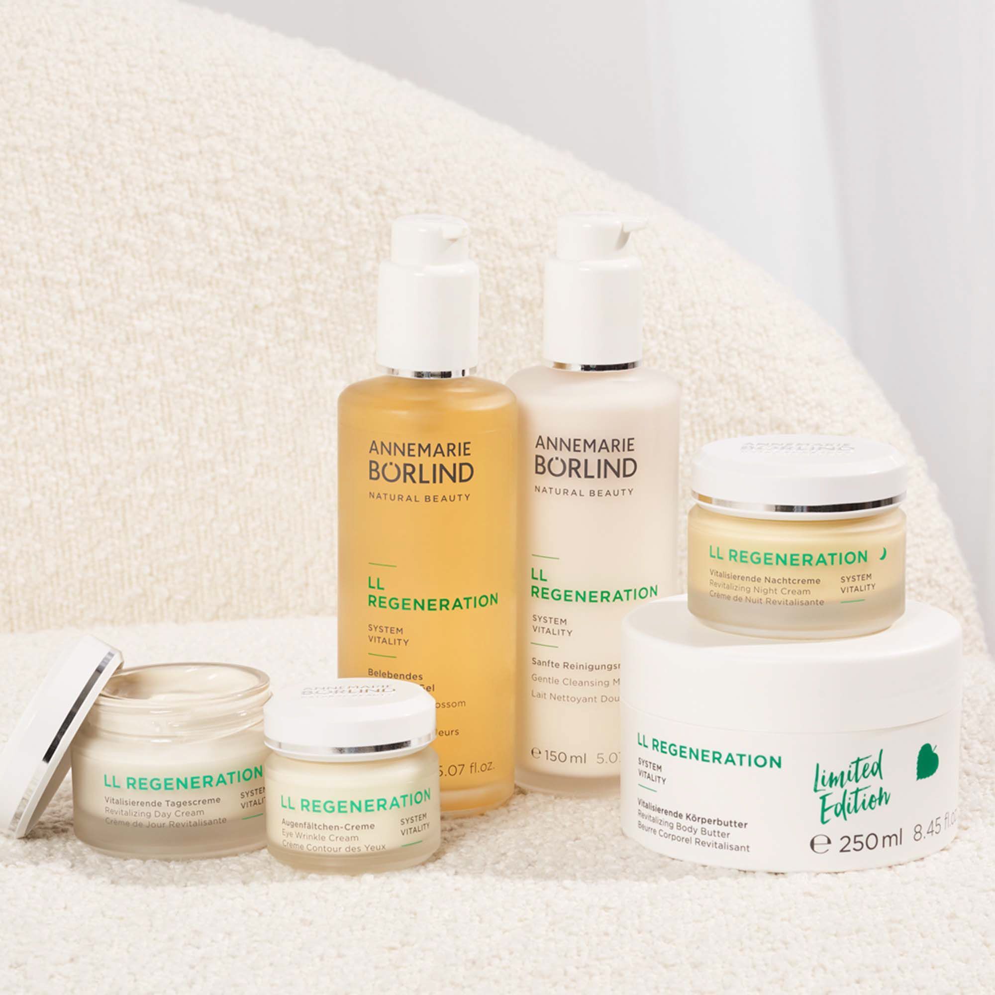 Fünf Annemarie Börlind LL Regeneration Kosmetikprodukte, darunter Cremetiegel und Pumpflaschen.