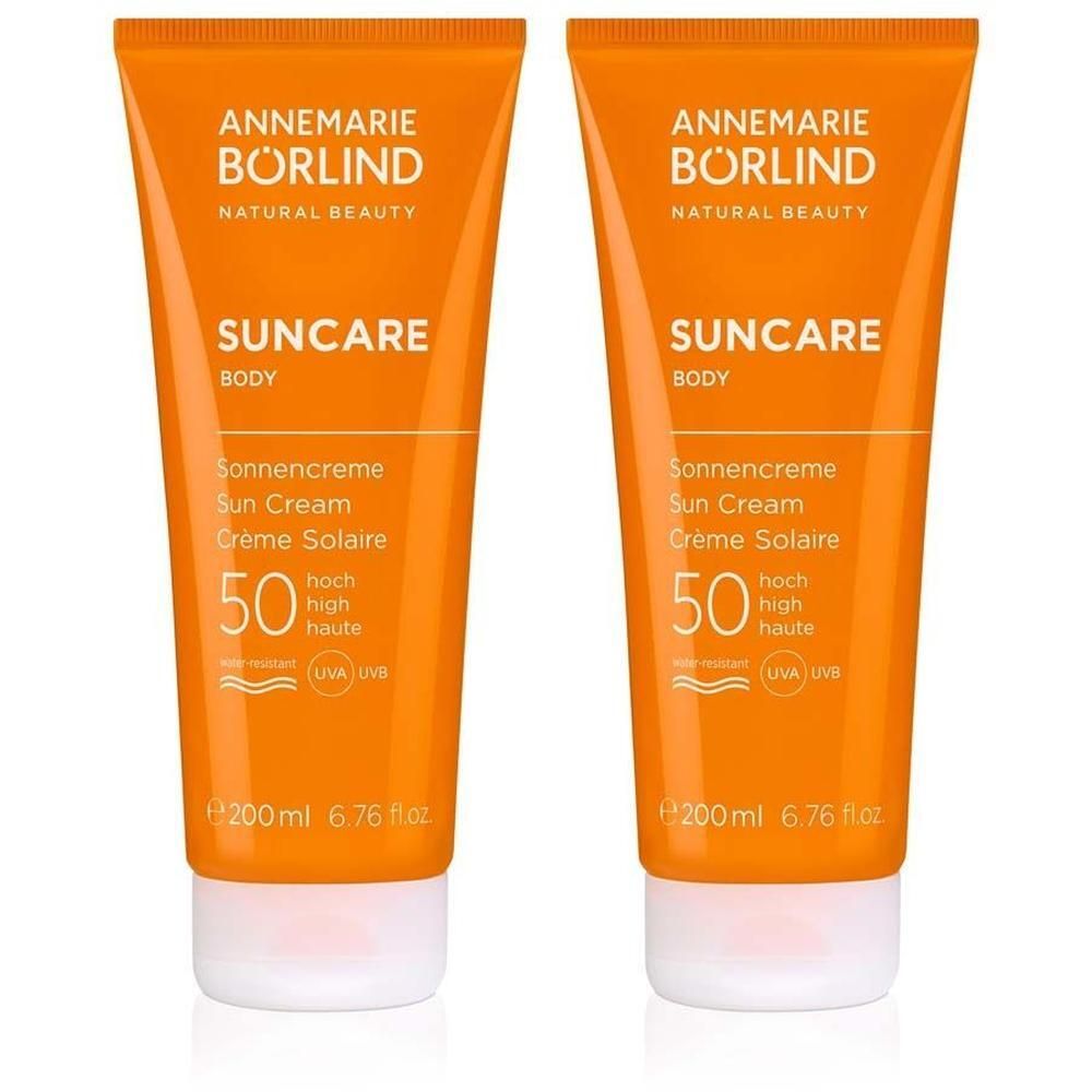 Zwei Tuben Sonnencreme, orangefarben, mit weißem Verschluss. Aufschrift: ANNEMARIE BÖRLIND, SUNCAR, LSF 50. 200ml.