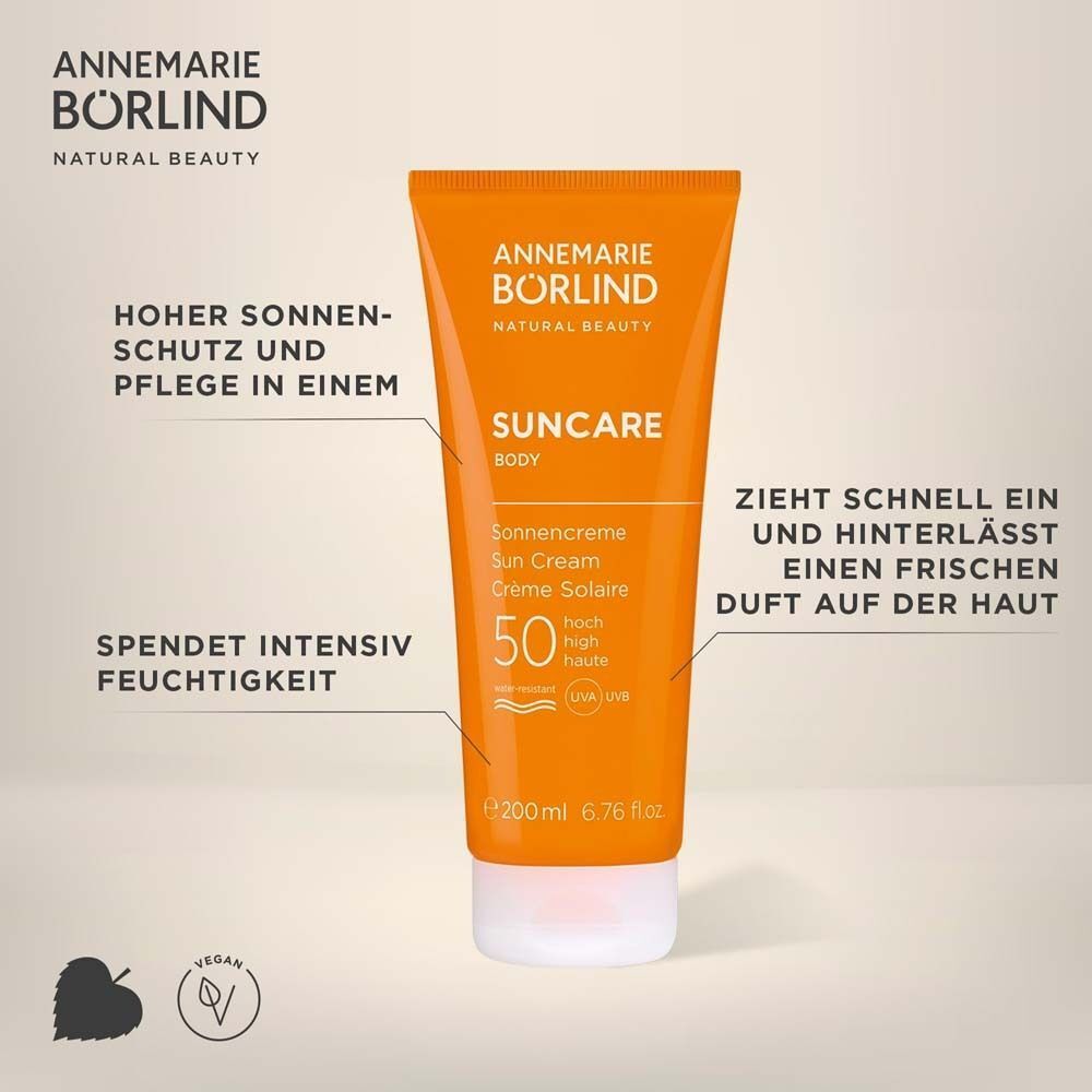 Orange Tube Sonnencreme. Aufschrift: ANNEMARIE BÖRLIND, SUNCAR, LSF 50. Text: Hoher Sonnenschutz, spendet Feuchtigkeit.