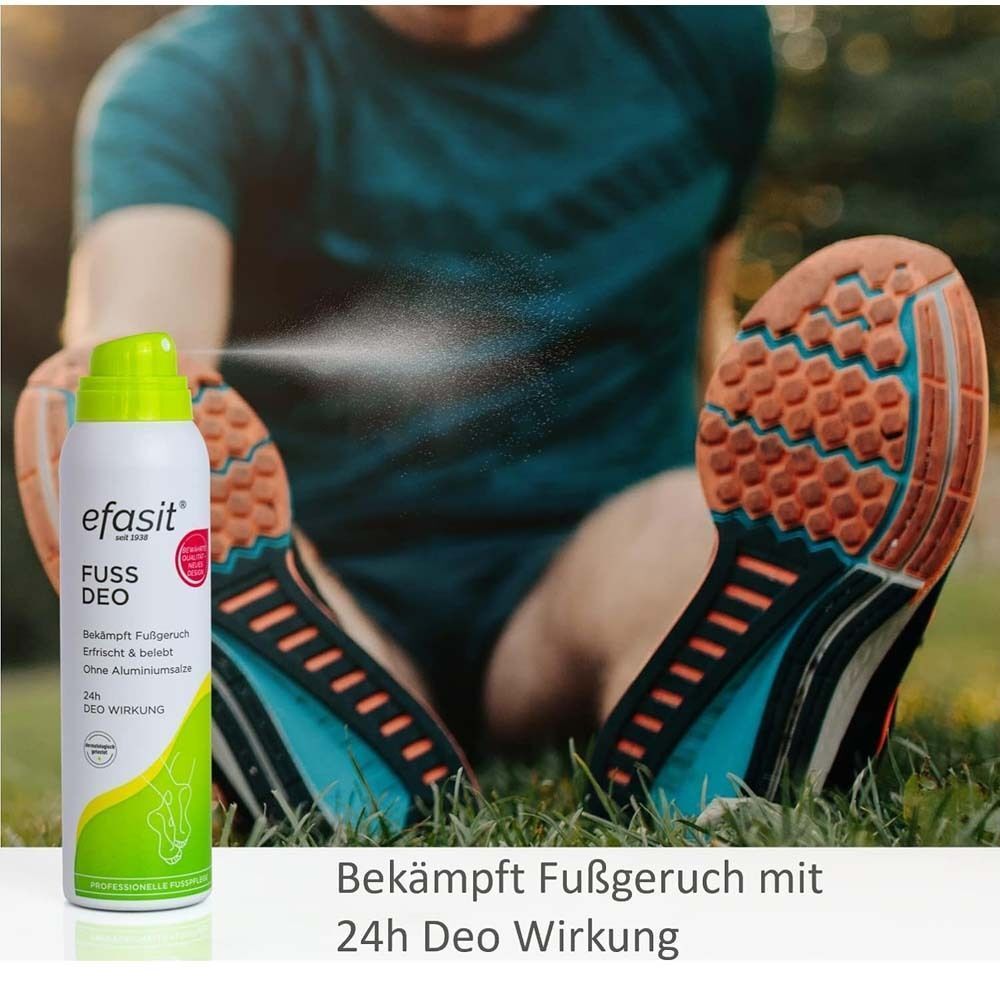 Weiße Sprühflasche mit grünem Deckel. Aufschrift: efasit Fuß Deo. Sprühnebel auf Füße. Text: Bekämpft Fußgeruch mit 24h Deo Wirkung. Person trägt Sportschuhe.