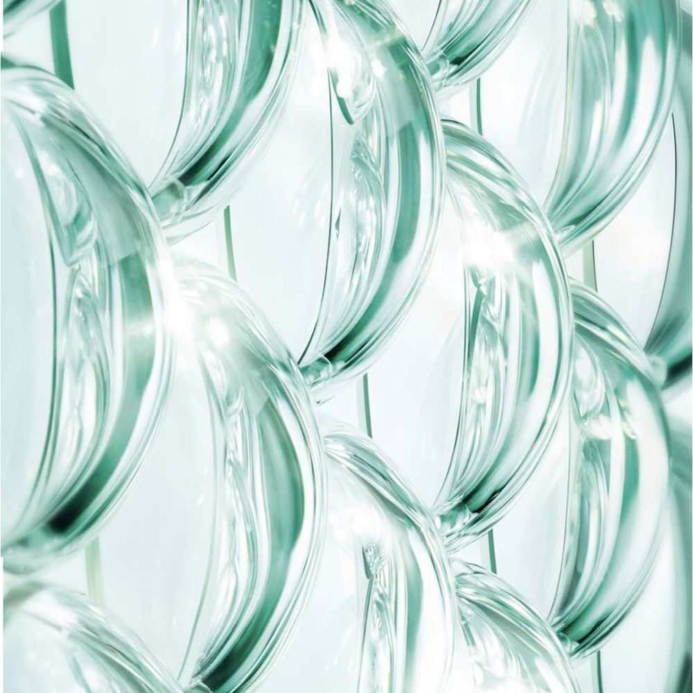 Nahaufnahme von transparenten Gel-Blasen. Sie sind in einer Wabenstruktur angeordnet und werden von Licht beleuchtet.