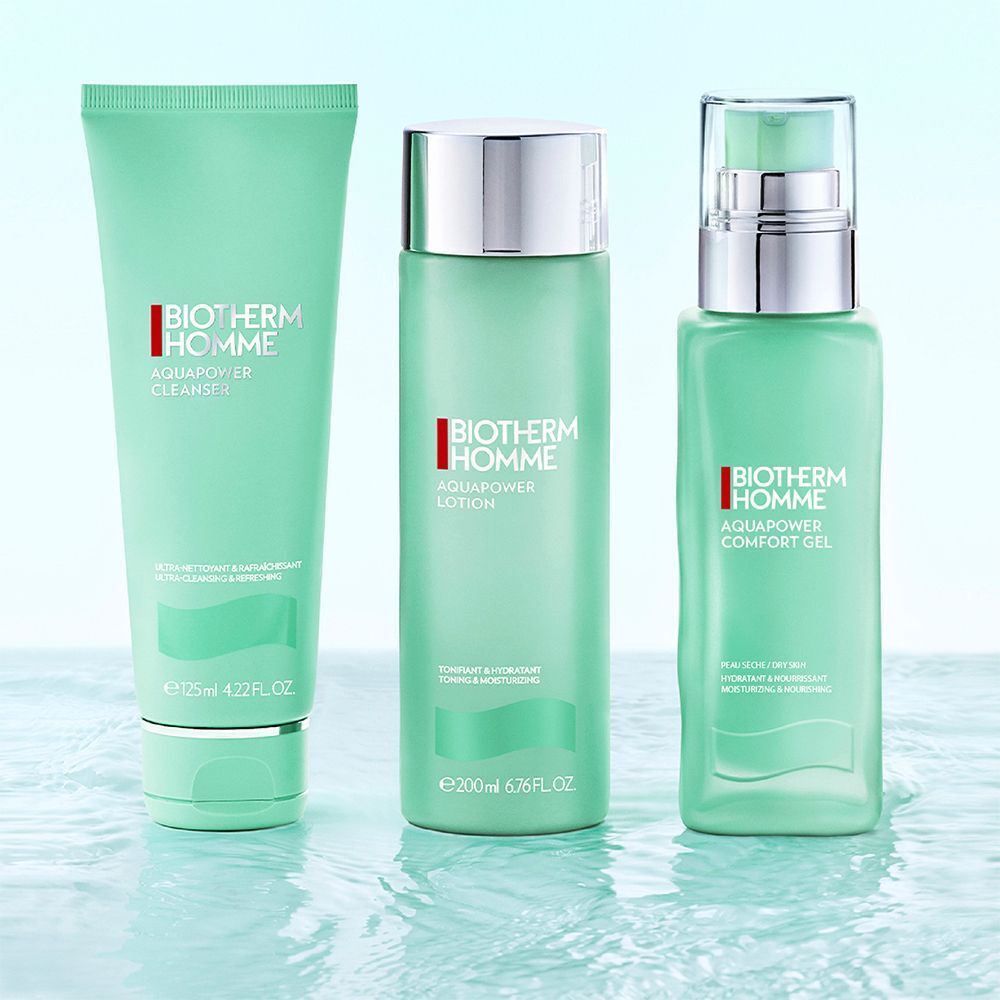 Drei BIOTHERM Homme Produkte: Aquapower Cleanser, Lotion und Comfort Gel. Türkisgrüne Verpackungen mit roten Logos.