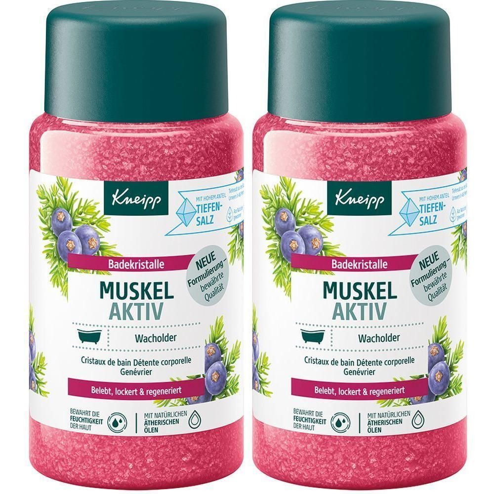 Zwei Flaschen KNEIPP Badekristalle Muskel Aktiv. Rote Kristalle in zylindrischen Flaschen mit grünem Deckel. Blaubeer-Motiv.