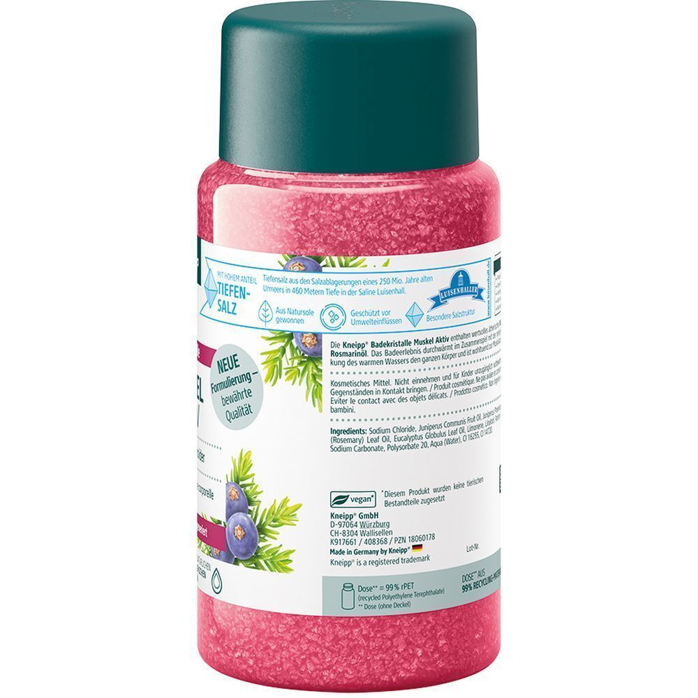 Rückseite einer Flasche KNEIPP Badekristalle Muskel Aktiv. Enthält Informationen, Inhaltsstoffe und Zertifizierungen.
