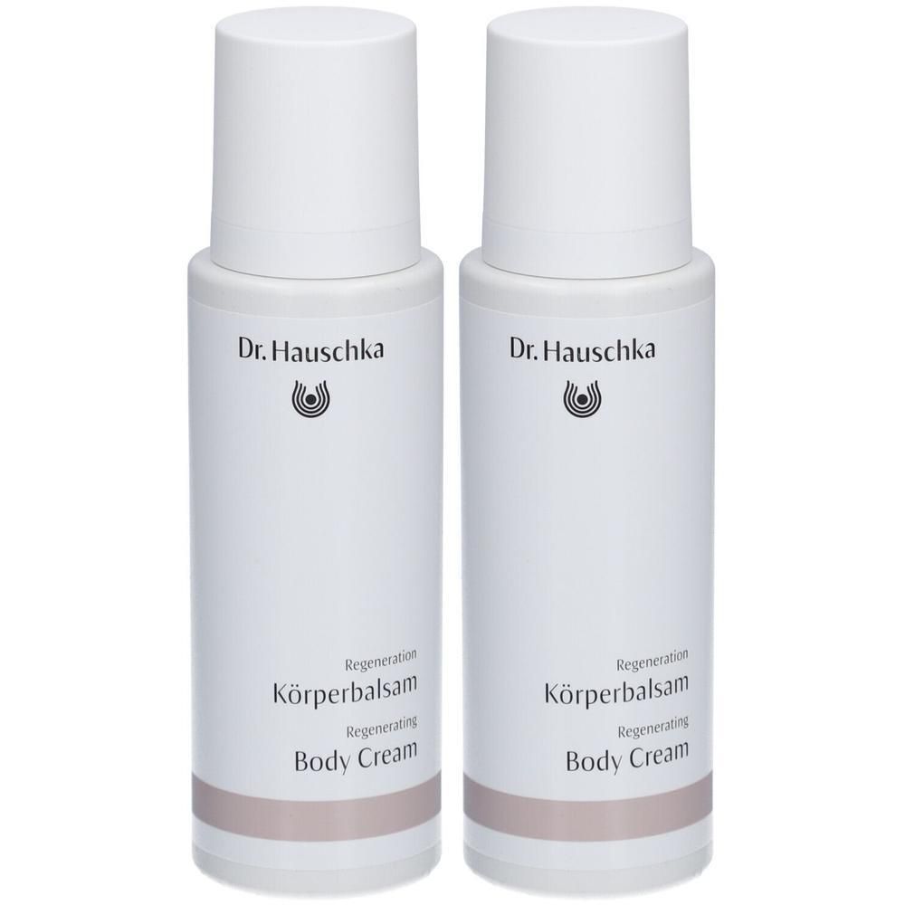Zwei weiße Körperbalsam-Flaschen mit Deckel. Aufschrift: Dr. Hauschka, Körperbalsam, Body Cream. Unterer Teil der Flaschen in Rosa.