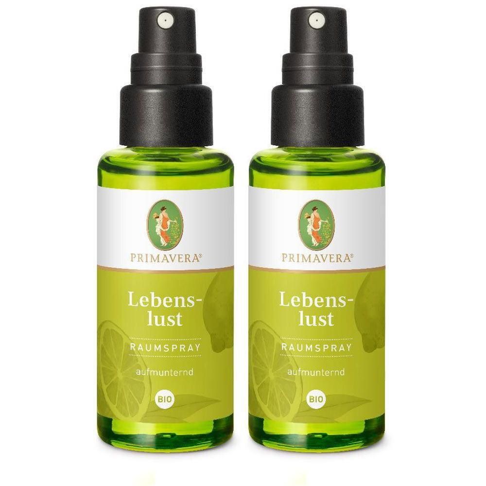 Zwei grüne Sprühflaschen mit schwarzem Sprühkopf. Auf den Etiketten steht "PRIMAVERA Lebenslust Raumspray Bio".