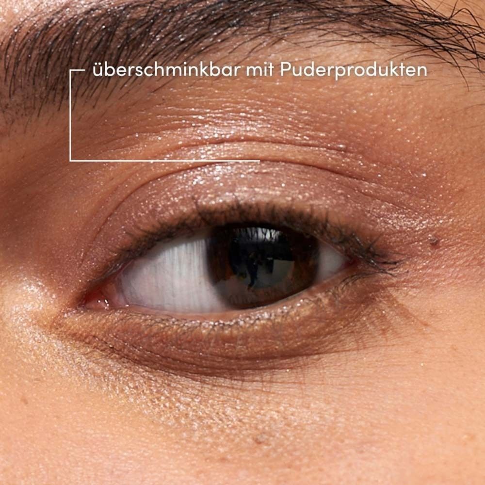 Nahaufnahme eines Auges. Auf dem Augenlid ist Make-up aufgetragen. Text: überschminkbar mit Puderprodukten.