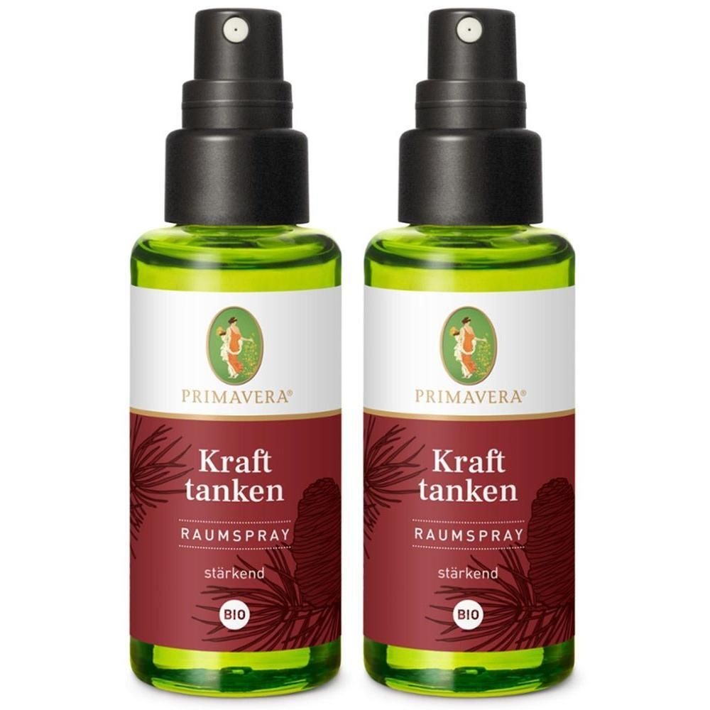 Zwei grüne Sprühflaschen mit schwarzem Sprühkopf. Aufschrift: Primavera, Kraft tanken, Raumspray, stärkend, Bio-Siegel.