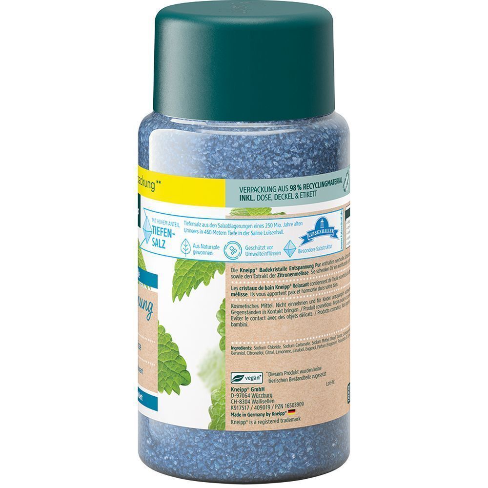 Rückseite einer Flasche KNEIPP Badekristalle. Transparente Flasche mit blauem Inhalt. Text: Verpackung aus 98% Recyclingmaterial.
