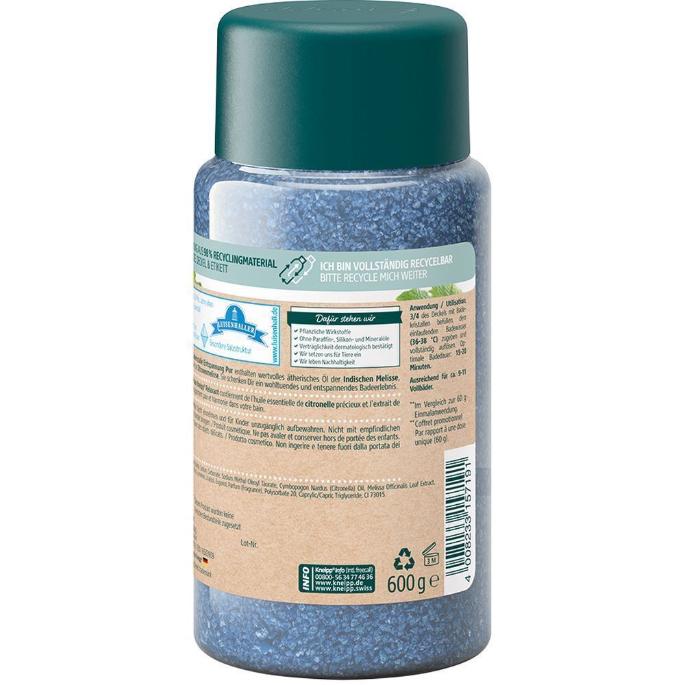Rückseite einer Flasche KNEIPP Badekristalle. Transparente Flasche mit blauem Inhalt. Text: Ich bin vollständig recycelbar.