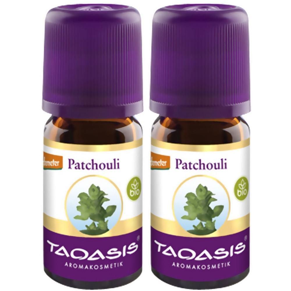 Zwei kleine Glasflaschen mit lila Deckeln. Auf den Etiketten steht "Patchouli" und "TAOASIS Aromakosmetik". Bio-Siegel.
