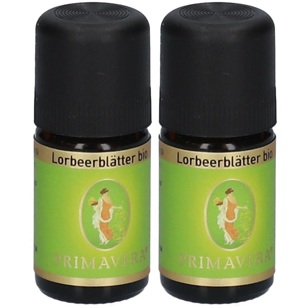 Zwei kleine Flaschen mit schwarzem Deckel. Auf den Etiketten steht "Lorbeerblätter bio" und "PRIMAVERA".