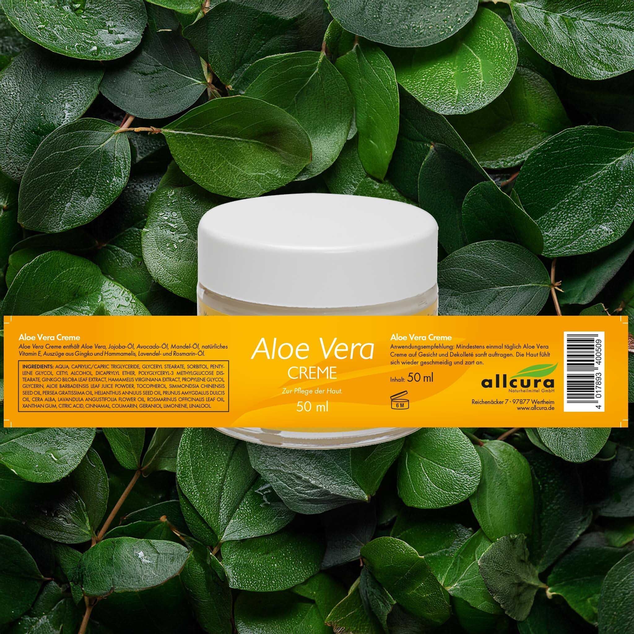 Cremetiegel mit weißem Deckel, umgeben von Blättern. Aufschrift: Aloe Vera Creme, 50 ml. Gelbes Etikett mit Logo und Text.