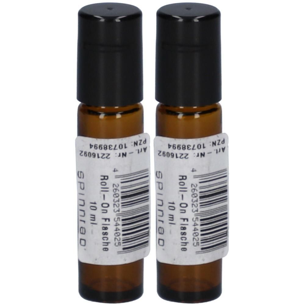 Zwei braune Roll-On-Flaschen mit schwarzen Deckeln. Aufkleber mit Produktinformationen. Aufschrift: Roll-On Flasche, 10 ml, Spinnrad.