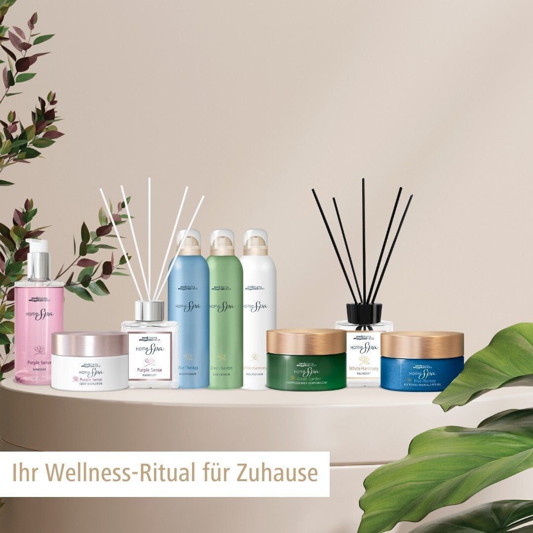 Verschiedene HOME Spa Produkte. Raumduft, Cremes, Duschgel und Lotionen. Aufschrift: Ihr Wellness-Ritual für Zuhause. Marke: medipharma cosmetics.