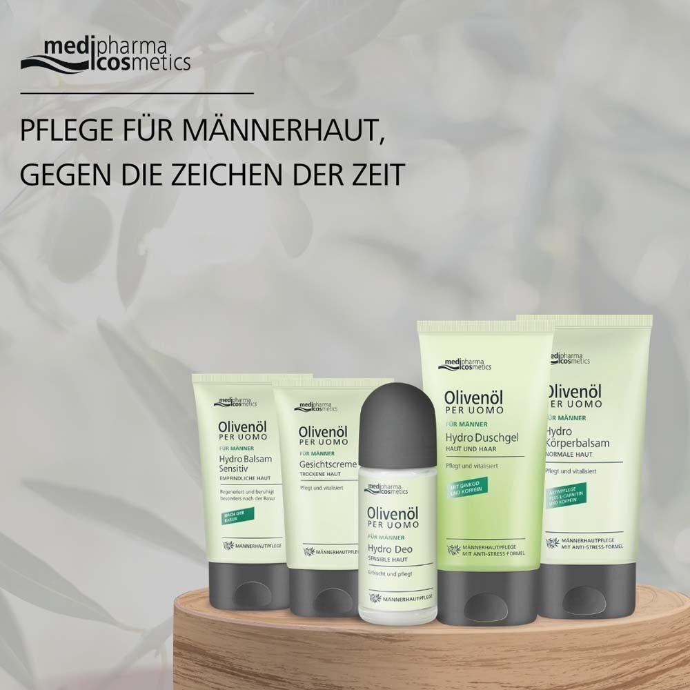 Produktreihe. Tuben und Deo-Roller. Hellgrüne Verpackung. Text: Olivenöl Per Uomo, Hydro. Auf Holzpodest.