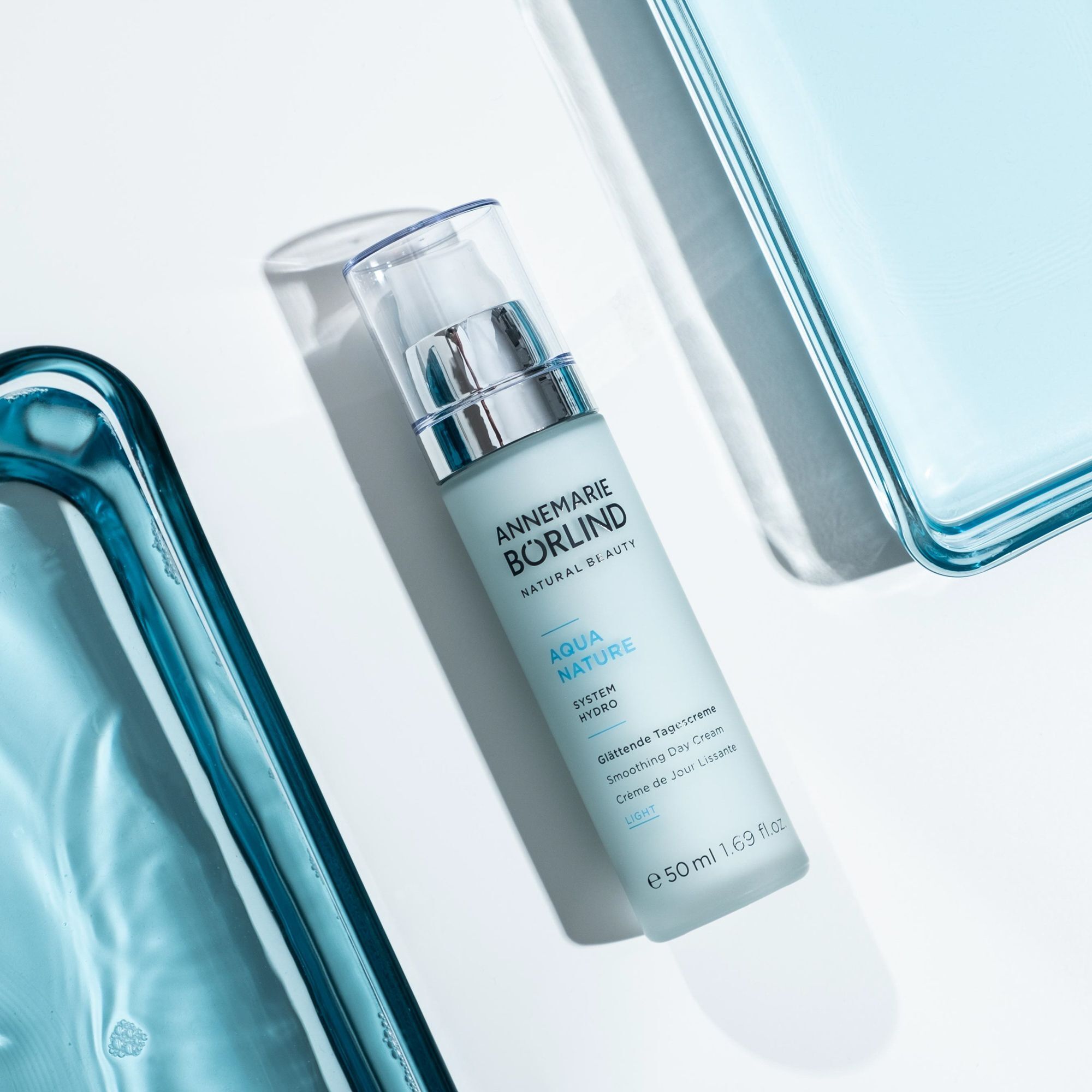 Eine Flasche ANNEMARIE BÖRLIND Glättende Tagescreme light, 50ml, in stilvoller Umgebung.