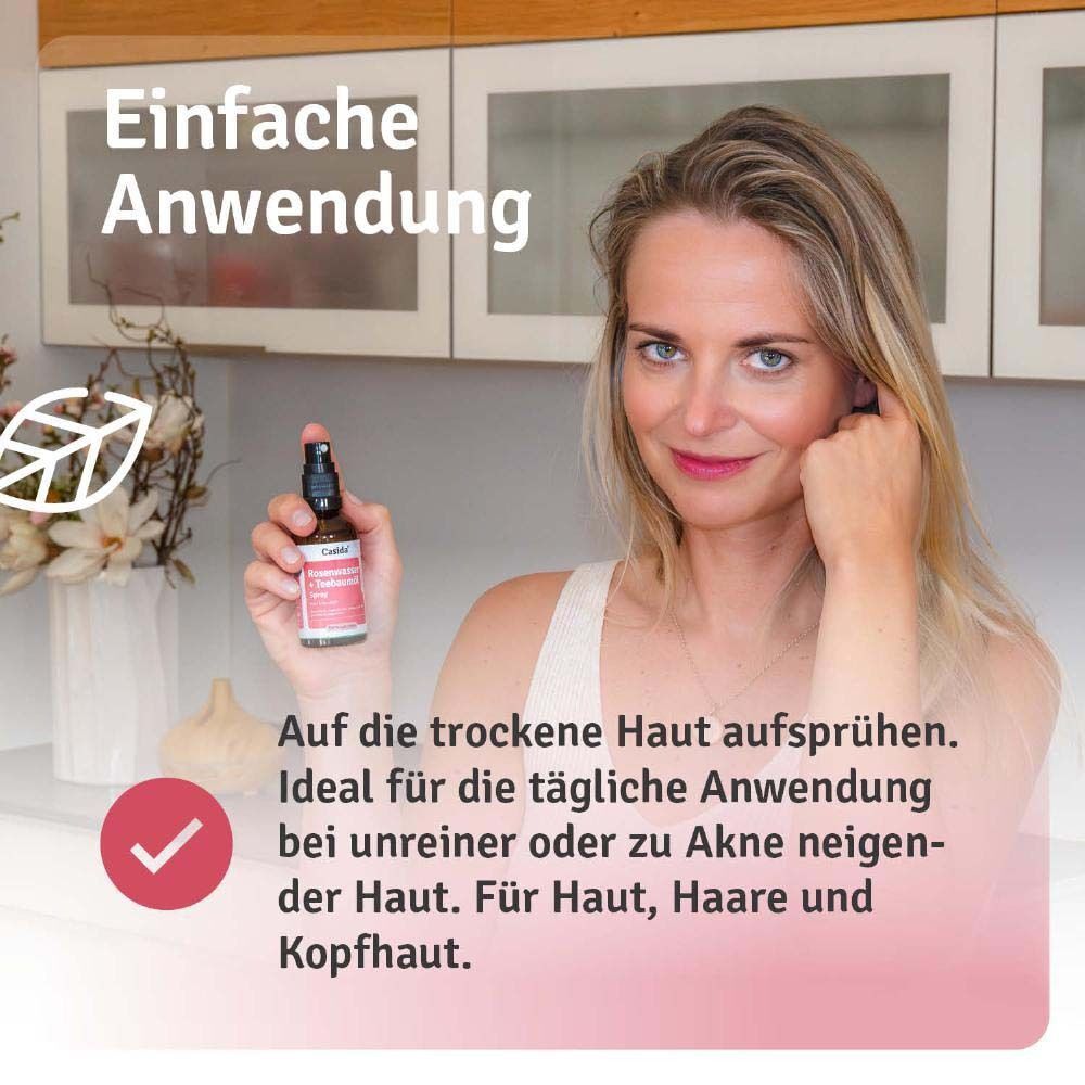 Frau hält Casida® Rosenwasser + Teebaumöl Spray. Flasche mit weißem Etikett. Text: Auf die trockene Haut aufsprühen. Für Haut, Haare und Kopfhaut.