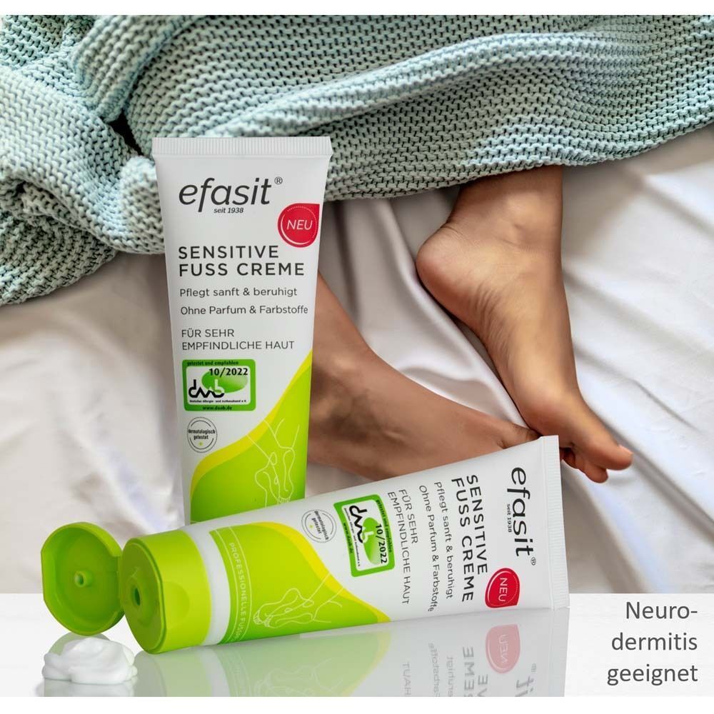 Zwei Tuben efasit Sensitive Fuß Creme neben Füßen. Eine Tube geöffnet. Text: Neurodermitis geeignet.