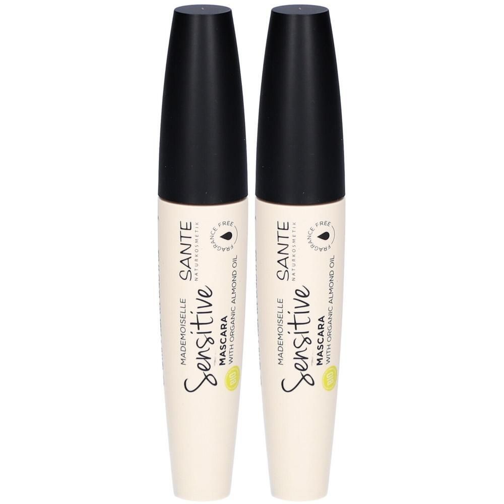 Zwei Mascara-Tuben mit schwarzem Deckel. Aufschrift: Sensitive, Sante, mit Bio-Mandelöl. Verpackung mit Siegel.