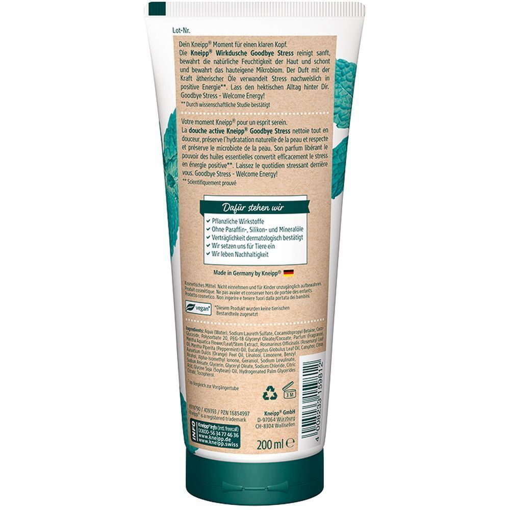 Rückseite einer Tube KNEIPP Wirkdusche Goodbye Stress. Text in Deutsch und Französisch. Mint- und Rosmarindekor. Inhaltsstoffe und Zertifizierungen.