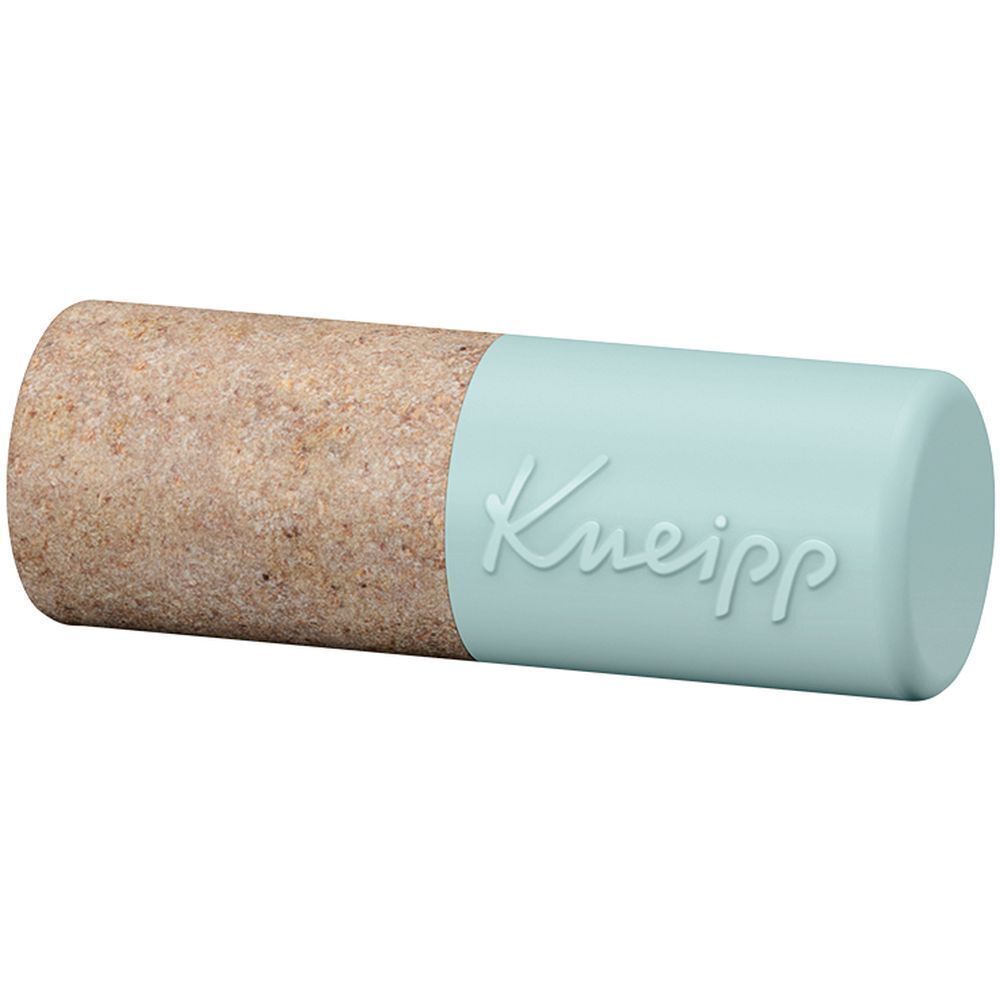 Lippenpflegestift mit hellblauer Kappe und braunem Unterteil. Marke Kneipp ist sichtbar.