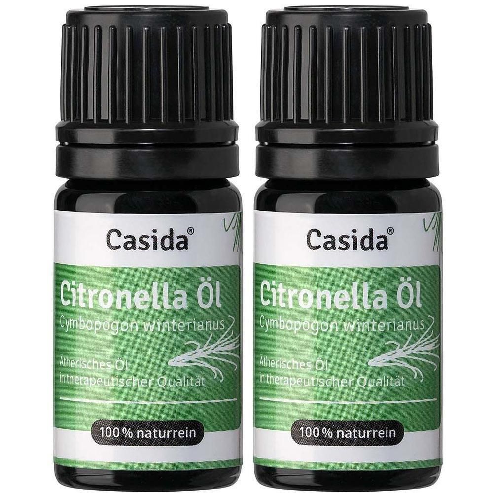Zwei Flaschen Citronella Öl. Schwarze Kappen, grüne Etiketten mit Produktnamen und Logo. 100% naturrein.