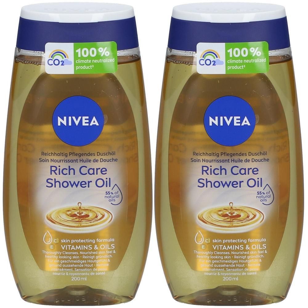 Zwei Flaschen NIVEA Rich Care Shower Oil. Transparente Flaschen mit gelbem Inhalt. Blaue Kappen und Etiketten. Aufschrift: 100% klimaneutrales Produkt.