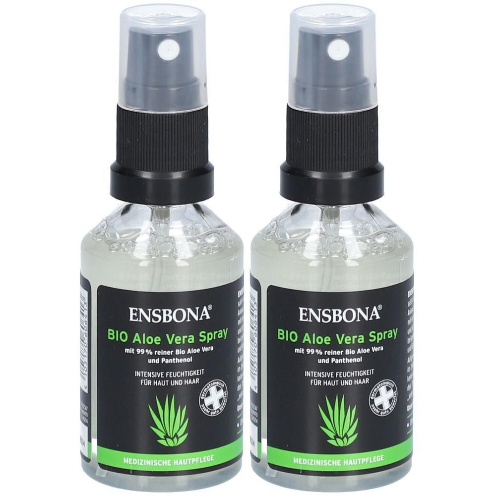 Zwei Sprühflaschen mit schwarzem Deckel. Auf dem Etikett steht "ENSBONA BIO Aloe Vera Spray". Text: "Intensive Feuchtigkeit für Haut und Haar".