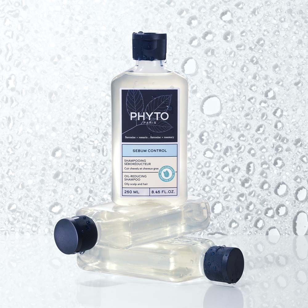 Shampoo-Flaschen mit Etikett. Aufschrift: PHYTO PARIS, Sebum Control, Oil-Reducing Shampoo. 250 ml. Auf Wasserhintergrund.