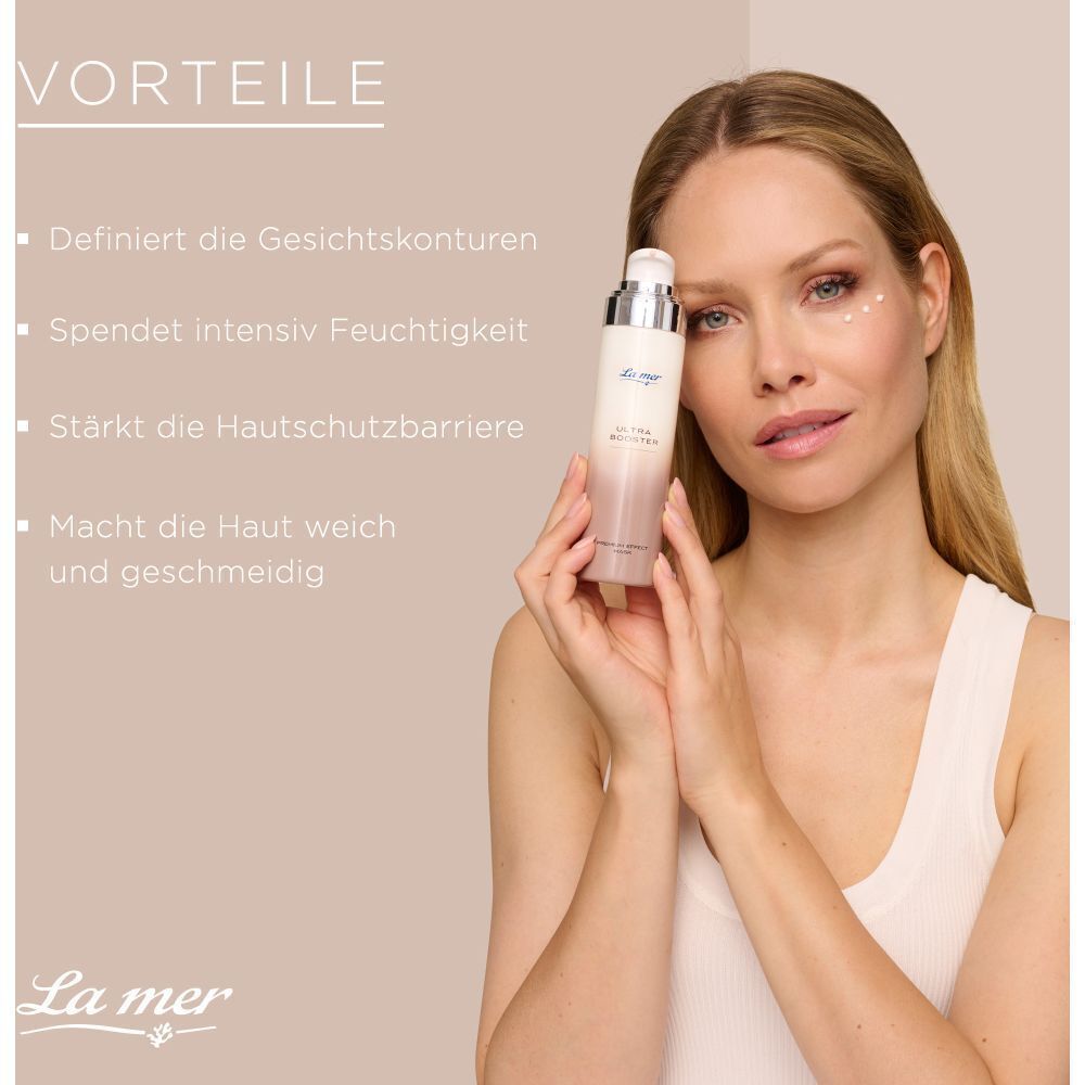 Frau hält La mer ULTRA BOOSTER. Weiße Flasche mit silbernem Pumpkopf. Text: ULTRA BOOSTER, PREMIUM EFFECT MASK. Vorteile aufgelistet.