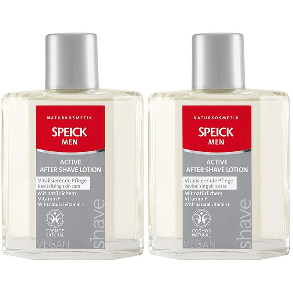 Zwei Flaschen SPEICK Men Active After Shave Lotion. Rechteckige Glasflaschen mit silbernem Verschluss. Roter Aufkleber mit Produktinformationen.
