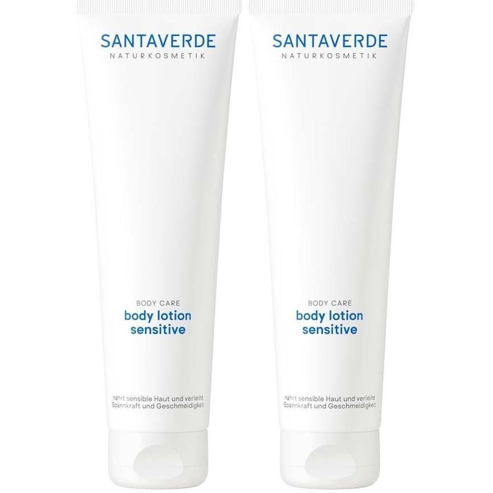 Zwei weiße Tuben SANTAVERDE Body Lotion sensitive. Blaue Schrift. Aufschrift: Body Care, sensitive. Naturkosmetik.