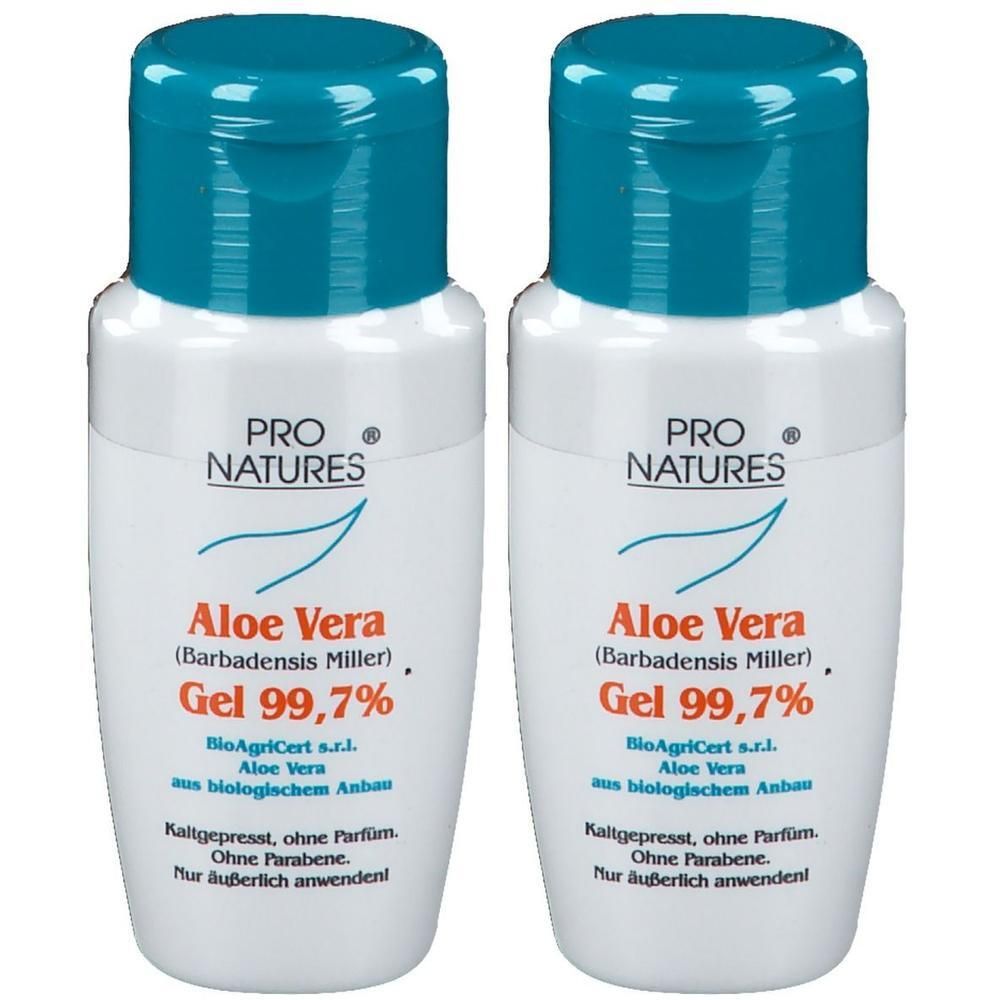 Zwei weiße Flaschen mit blauem Deckel. Aufschrift: Aloe Vera Gel 99,7%. Marke: PRO NATURES. BioAgriCert-Zertifizierung.