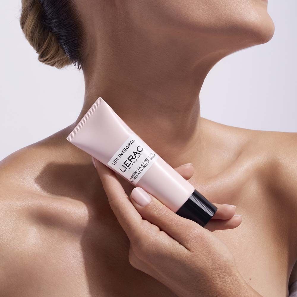 Person hält eine Tube Creme. Aufschrift: LIFT INTEGRAL, LIERAC LABORATOIRES, LA CREME COU & DÉCOLLETÉ, THE NECK & DÉCOLLETÉ CREAM.