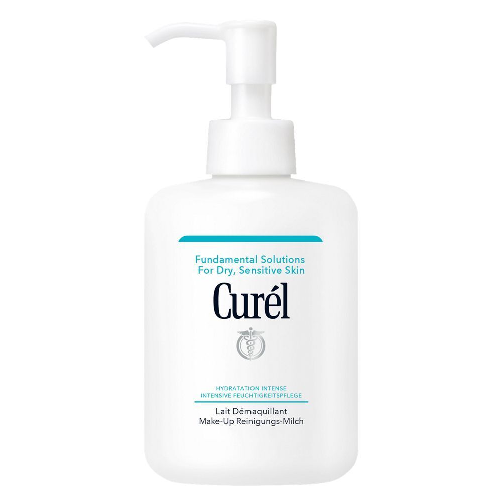 Weiße Flasche CUREL Make-Up Reinigungs-Milch mit Pumpaufsatz. Text: Fundamental Solutions For Dry, Sensitive Skin.