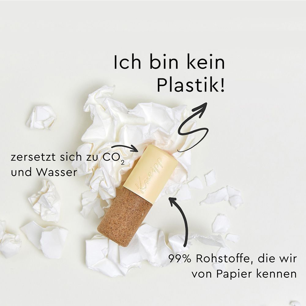 Lippenpflegestift und Papierfetzen. Text: Ich bin kein Plastik! Zersetzt sich zu CO2 und Wasser. 99% Rohstoffe aus Papier.