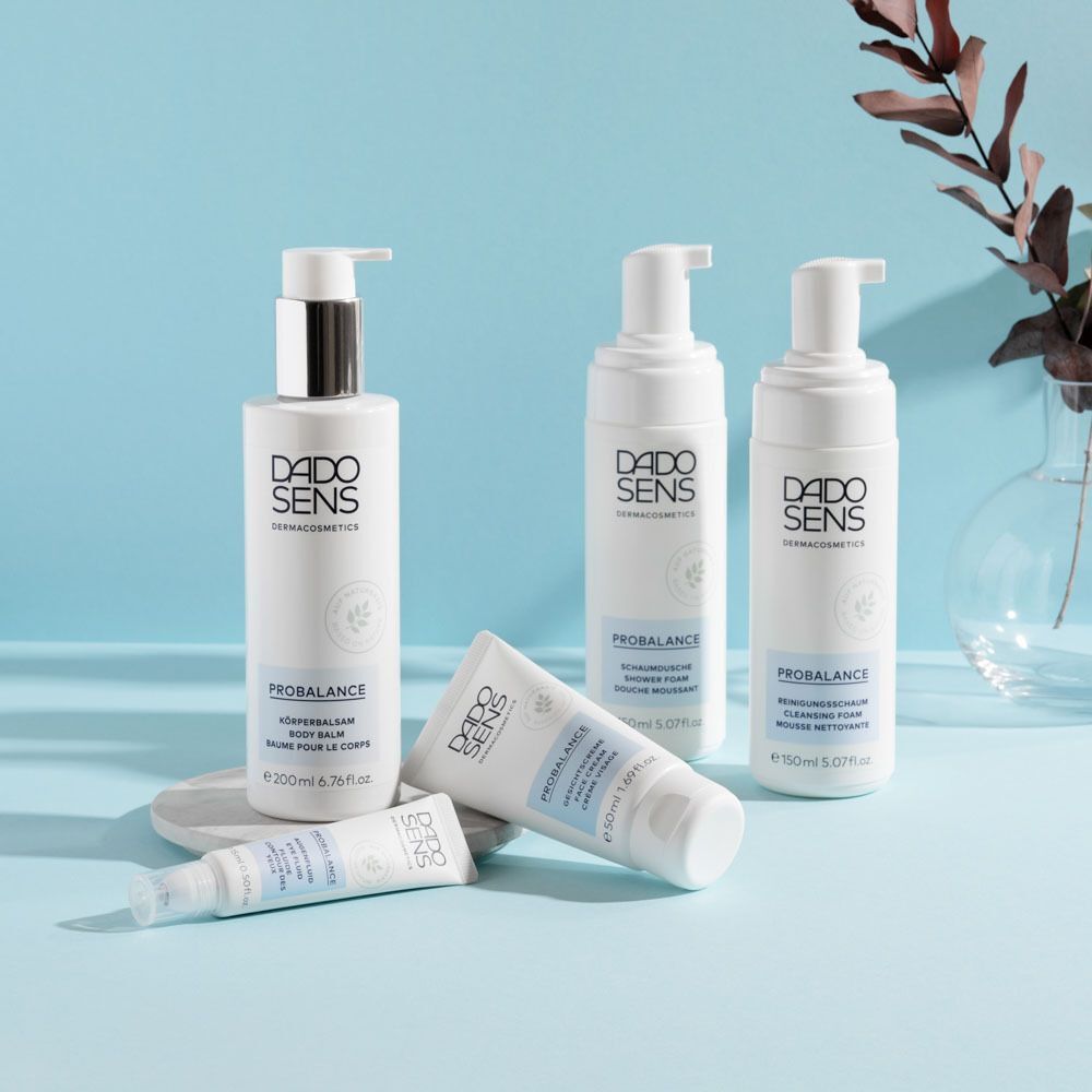 DADO SENS PROBALANCE Produktset: Augenfluid, Body Balm, Reinigungsschaum. Auf blauem Hintergrund.