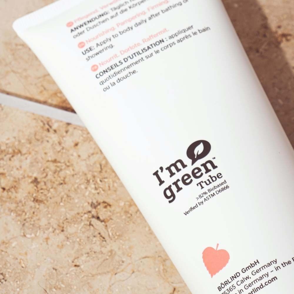 Nahaufnahme einer Tube mit „i'm green“ Tube und 87% Bio-Anteil Hinweis.